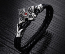 Кожаный браслет с крестом